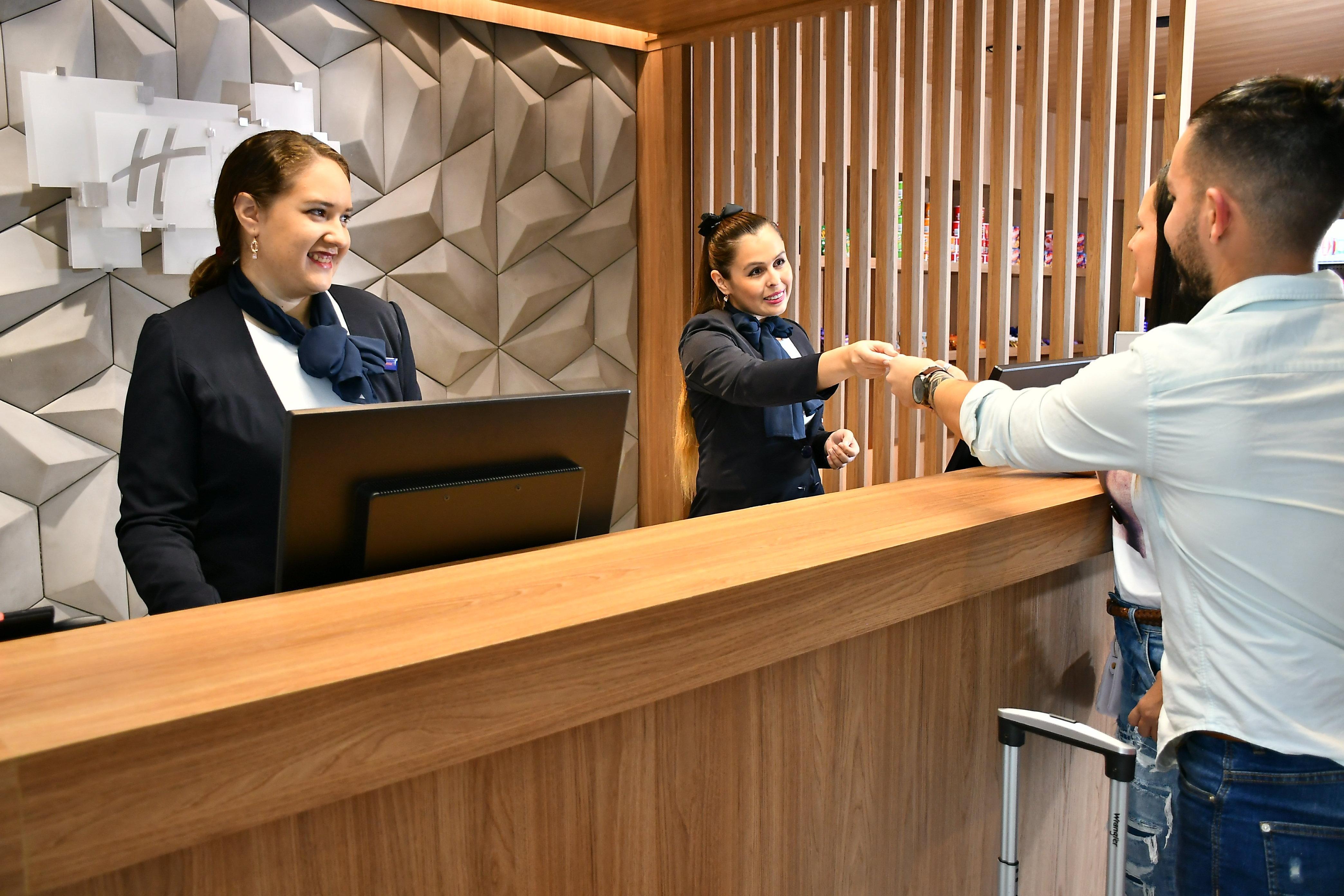 Holiday Inn Express Asuncion Aviadores By Ihg מראה חיצוני תמונה